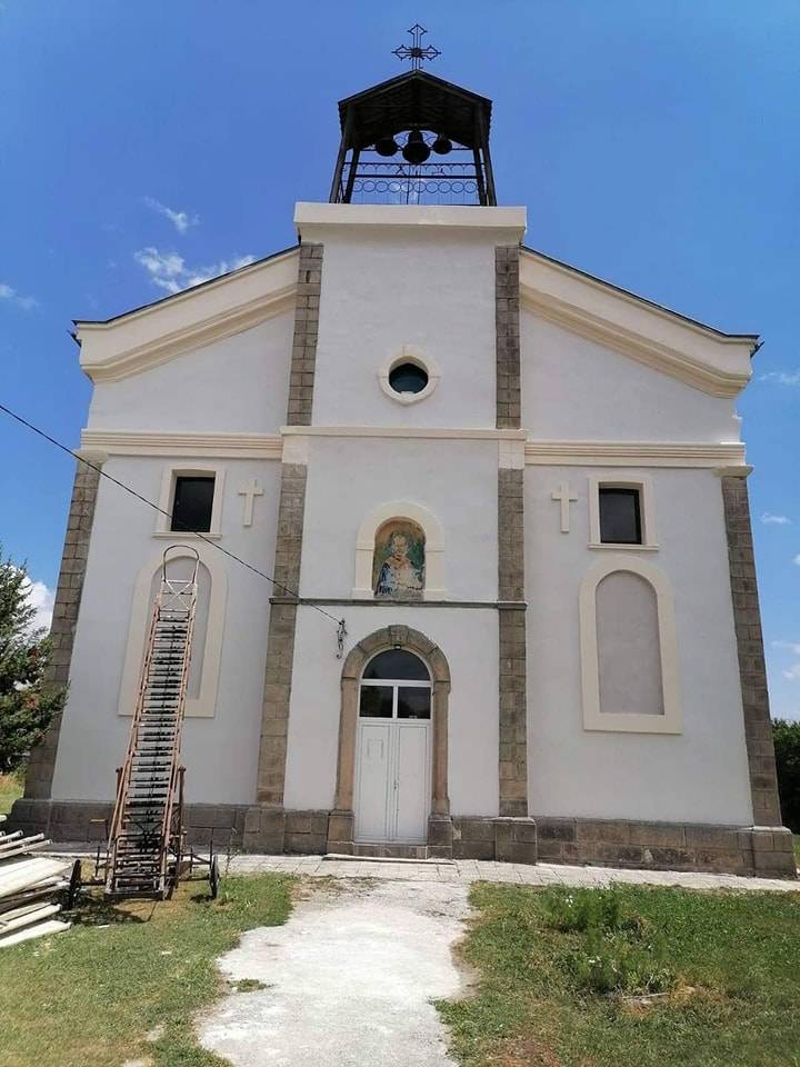  Обновеният храм във Вакарел 